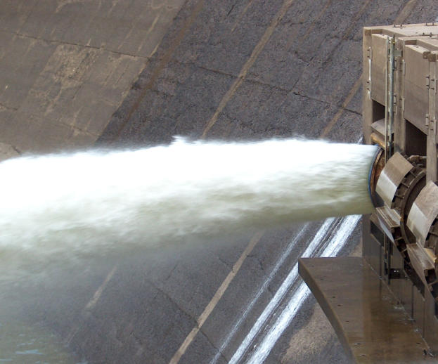 Wasserkraftwerk mit herausfließendem Wasser, das eine große Wolke bildet, und einer Stromerzeugungsmaschine auf der rechten Seite.