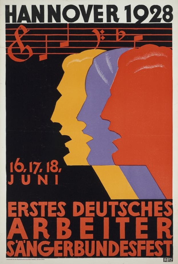Plakat für das Hannover 1928 Erste Deutsche Arbeiter Sängerbundesfest, das drei Personen in der Mitte zeigt und Text mit Veranstaltungseinzelheiten enthält.