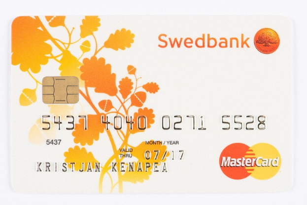 Schwedische Mastercard-Kreditkarte mit weißem Hintergrund, die Text, Zahlen und ein Design anzeigt.