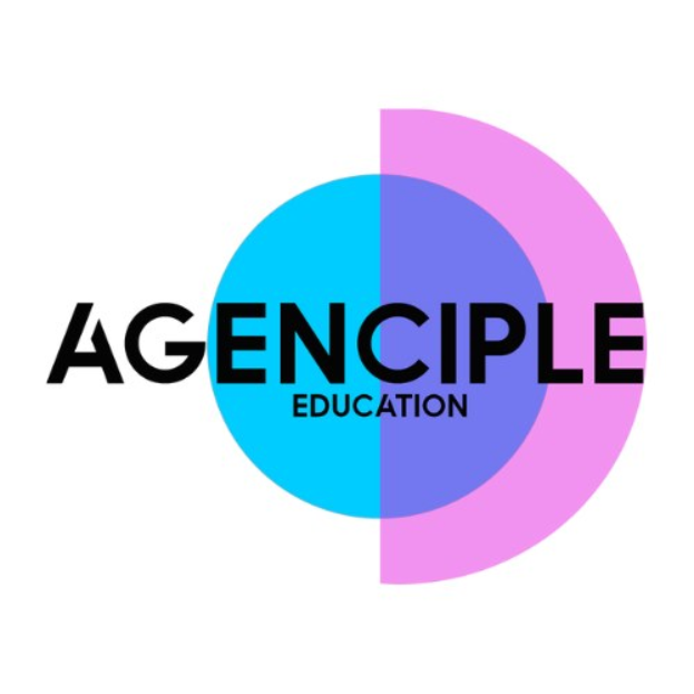 Ein wei├čer Hintergrund mit einem farbenfrohen Kreis, der in blaue und rosa Abschnitte unterteilt ist und den Text 'Agence Education' in schwarz enth├Ąlt, eingerahmt von einer schmalen schwarzen Linie und einem Podcast-Logo in der unteren rechten Ecke.