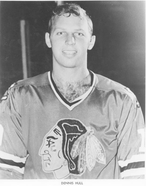 Schwarzes und weißes Foto eines Hockey-Spielers in einem Trikot, der lächelt, mit Text unten.