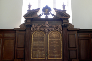 Ein Museumsplakette mit Text und Skulpturenfiguren.