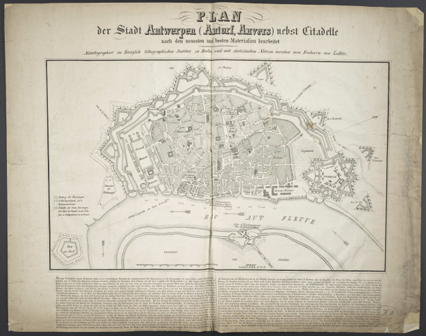 Ein altes Buch mit einer detaillierten Karte von Berlin, das Straßen, Gebäude und Sehenswürdigkeiten zeigt und von Text begleitet wird, der Informationen über die Stadt liefert.