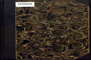 Ein schwarzes und goldenes Journal mit kunstvollen Wirbeln auf dem Cover, vor einem schwarzen Hintergrund.