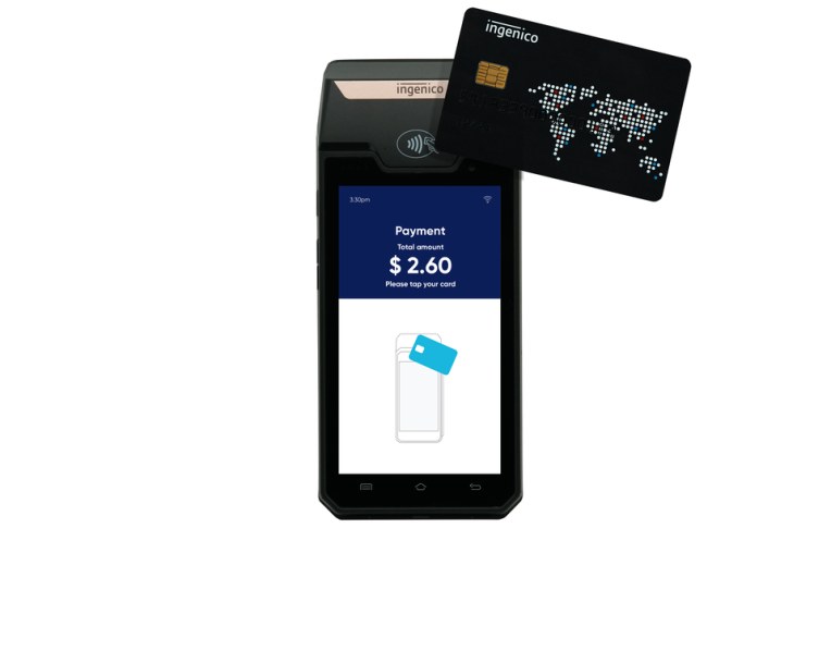 Mobiltelefon mit einer Zahlungsseite neben einer Kreditkarte, die ein Ingenico-Mobilfunk-Zahlungssystem vorschlägt.