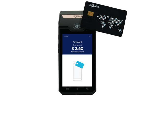 Mobiltelefon mit einer Zahlungsseite neben einer Kreditkarte, die ein Ingenico-Mobilfunk-Zahlungssystem vorschlägt.