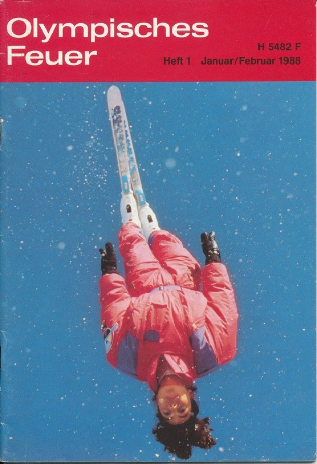 Ein Buchumschlag mit einem Skifahrer in der Luft, der eine Skiuniform trägt, mit der Inschrift "Olympische Spiele Feuer - Heft 1 - Januar/Februar 1988" deutlich zu sehen.