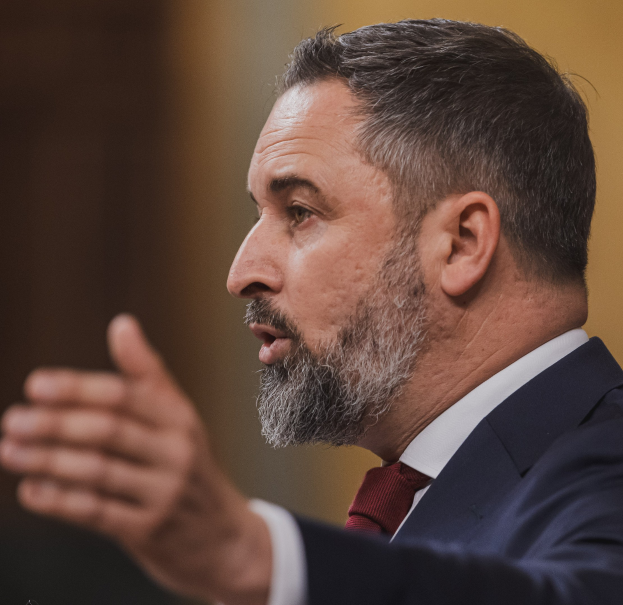 Ein Mann im Anzug spricht in ein Mikrofon, wahrscheinlich in Reaktion auf das Verbot des russischen Außenministers Sergej Lawrow durch den Obersten Gerichtshof.