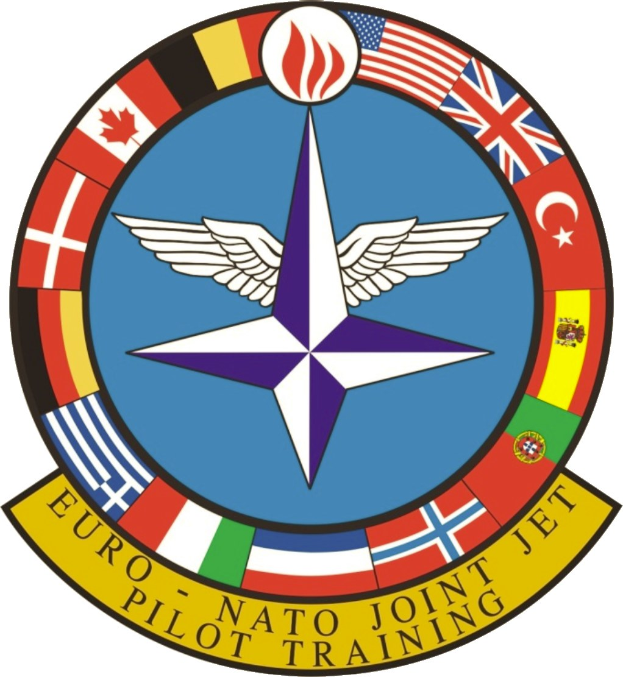 Logo der NATO-Joint-Jet-Pilot-Training mit einem blauen Kreis mit einem weißen Stern, umgeben von vier farbigen Flaggen und dem Text "NATO Joint Jet" in Weiß.