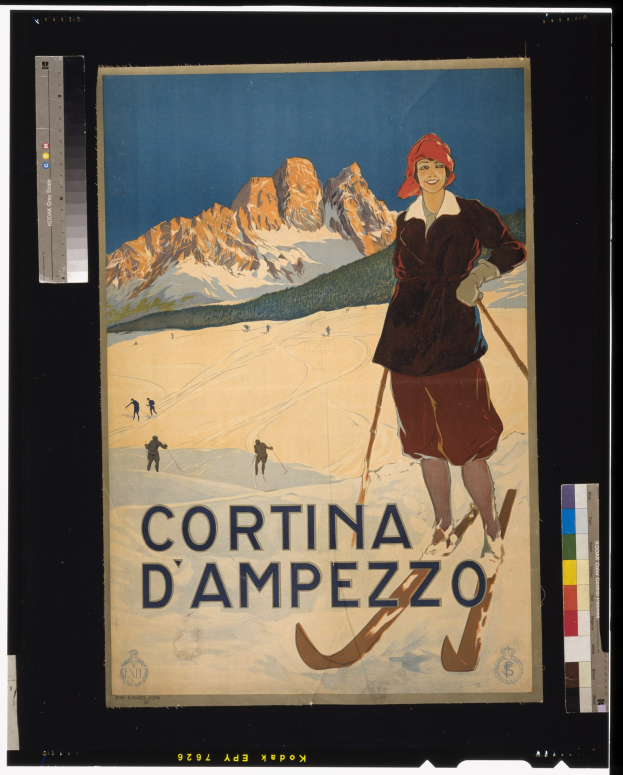 Frau mit Ski-Stöcken umgeben von Skifahrern auf einer schneebedeckten Piste mit Bergen im Hintergrund, wirbt für das Skigebiet Cortina d'Ampezzo in Italien.