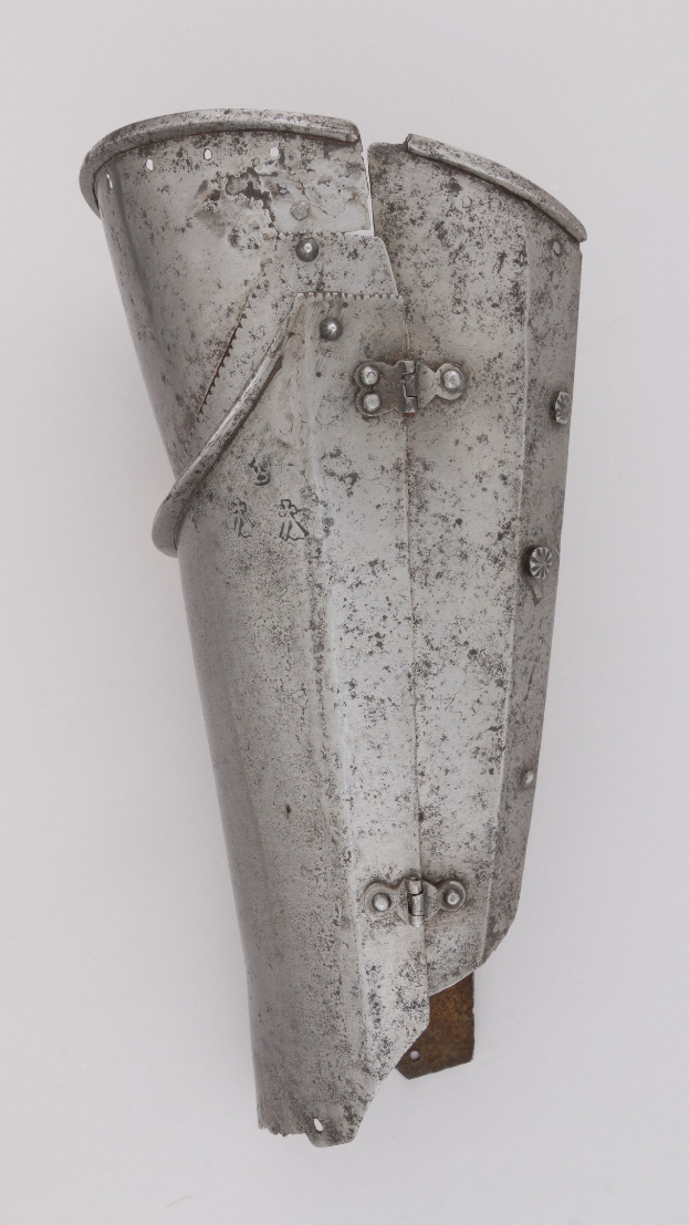 Nahaufnahme eines metallischen Armschutzes mit Nieten und einem glänzenden Finish auf einem weißen Hintergrund.