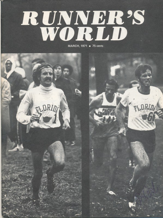 Schwarzes und weißes Foto einer Gruppe von Menschen, die bei einem Rennen laufen, mit dem Text "Runner's World Magazine März 1971" darüber.