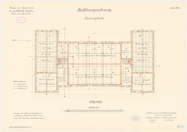 Schwarz-weißer architektonischer Grundriss eines großen Gebäudes mit zahlreichen beschrifteten Räumen, Fluren, Türen und Fenstern, der dem ersten Stock des Berliner Museums zugeschrieben wird.