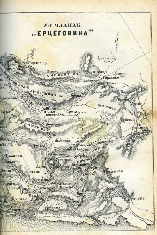 Ein altes Buch mit einer detaillierten Karte des Russischen Reiches auf dem Cover, das geografische Merkmale wie Berge, Flüsse und Städte zeigt, neben Text, der Standorte benennt.