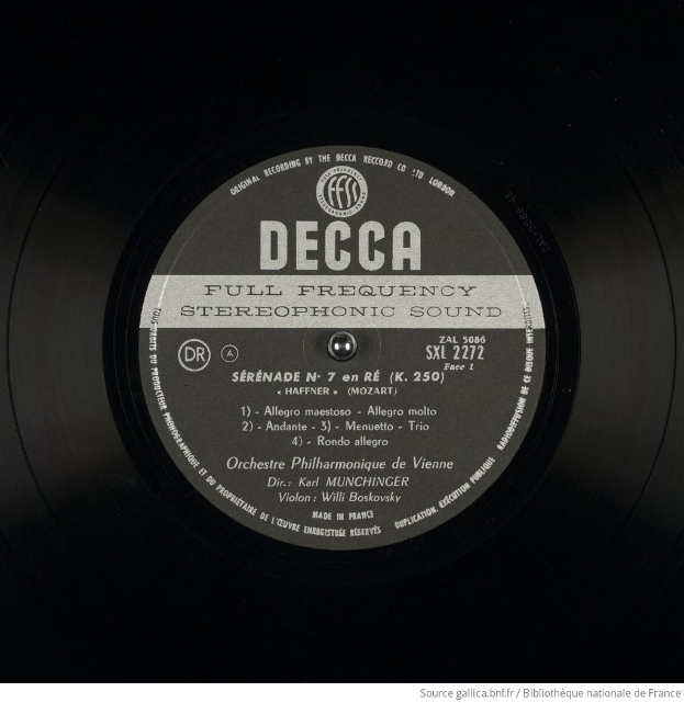 Schwarze Vinyl-Schallplatte mit "Decca Full Frequency Stereophonic Sound" in Weiß gedruckt auf glänzendem Finish.