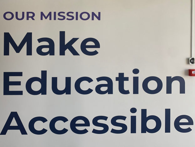 Whiteboard mit der Aufschrift "Unsere Mission: Bildung zugänglich machen"