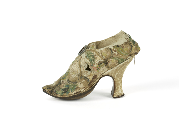 Ein Paar stylische hochhackige Schuhe mit floralem Design auf einem weißen Hintergrund.
