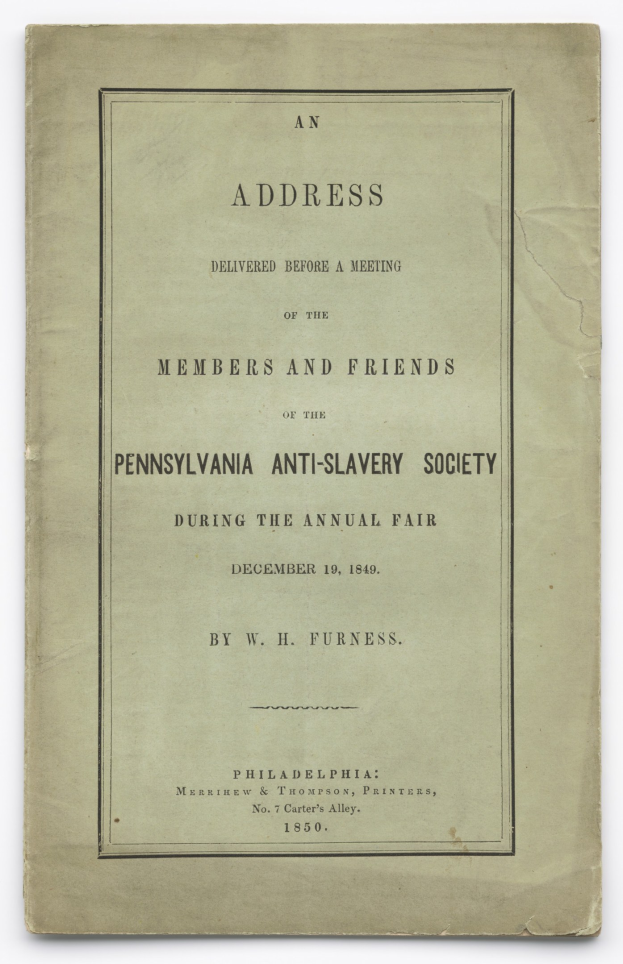 Ein Buch mit dem Titel 'Eine Ansprache vor einer Versammlung der Mitglieder und Freunde der Pennsylvania Anti-Sklaverei-Gesellschaft während der jährlichen Messe' ist auf einer Seite mit gedrucktem Text in schwarzer Tinte geöffnet.