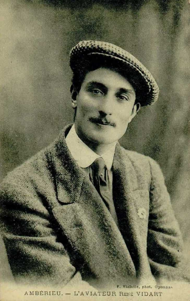 Black and white portrait of René Vidart, a French actor, wearing a coat and cap with text at the bottom.