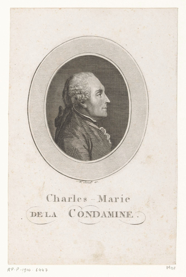Porträt von Charles Marie de la Condamine, einem französischen Komponist, in einem weißen Hemd und schwarzer Fliege mit ernstem Gesichtsausdruck, der in die Ferne schaut und seine Hände zusammenlegt.