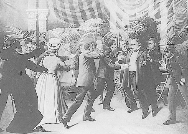 Schwarze und weiße Zeichnung von Menschen in Abendgarderobe, die vor einer amerikanischen Flagge tanzen, umgeben von Stühlen, Pflanzen und einer Säule, was an eine Szene aus der amerikanischen Revolution denken lässt.