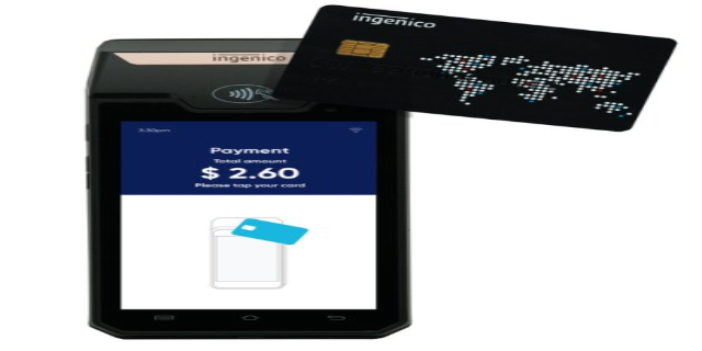 Ein Mobiltelefon mit einer Kreditkarte daneben, das ein Ingenico-Mobile-Zahlungssystem darstellt.