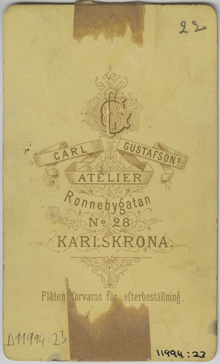 Vintage-Karte mit einem Porträt eines Mannes, Text und einem Logo.