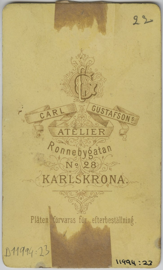 Vintage-Karte mit einem Porträt eines Mannes, Text und einem Logo.