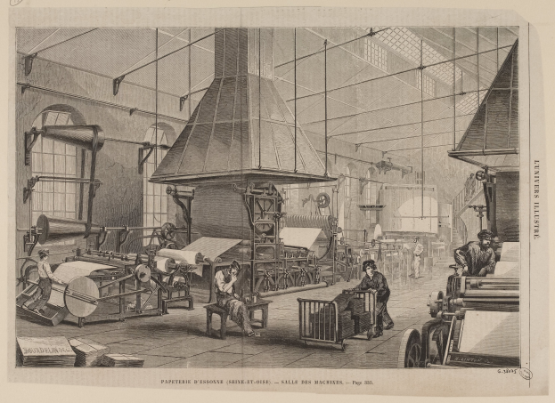 Gravur einer Fabrik mit Arbeitern an Maschinen, einem Rauch aus einer Esse, Fenstern und Text unten.