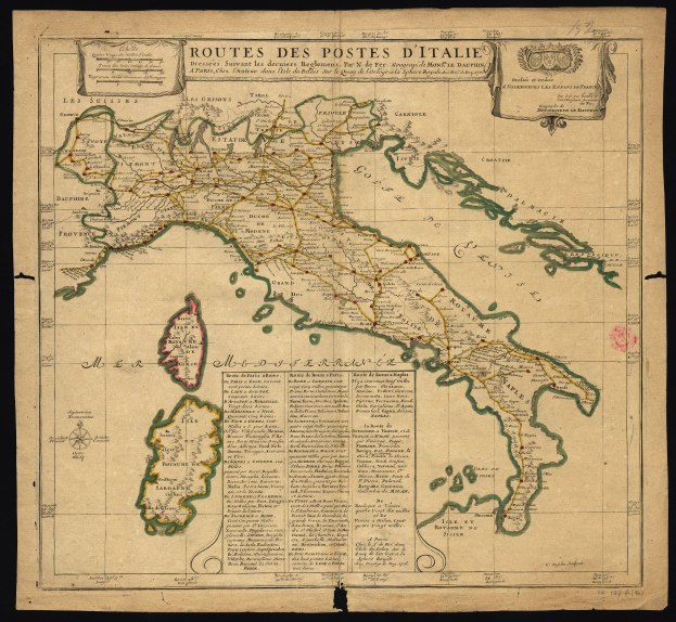 Eine Karte von Italien mit den Routen der Poste d'Italia, auf textbedrucktem Papier gegen einen schwarzen Hintergrund gedruckt.