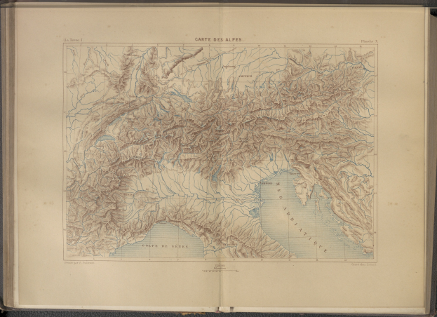 Offenes Buch mit detaillierter Karte der Schweizer Alpen mit beschrifteten Städten, Dörfern und geografischen Merkmalen.