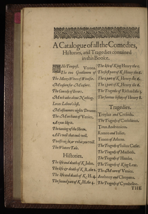 Offenes Buchkatalogverzeichnis mit Komödien, Historie und Tragödien vor dunklem Hintergrund.