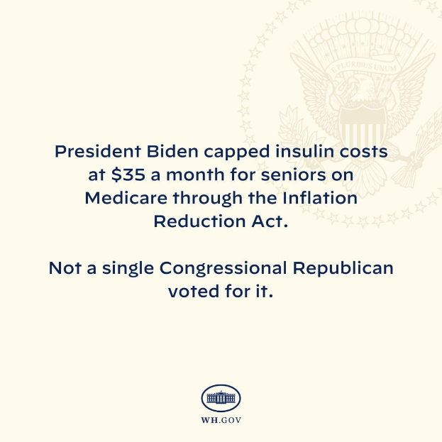 Plakat mit der Aufschrift "Präsident Biden beschränkt die Insulin-Kosten auf 35 US-Dollar pro Monat für Senioren mit Medicare durch das Inflation Reduction Act" und einem Logo darüber.
