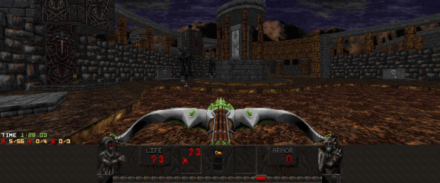 Eine Dungeon-Szene aus *Dungeon Master II* mit einem Drachen in der Mitte, umgeben von Wänden, Säulen und Gegenständen, mit Spiel-Daten unten.