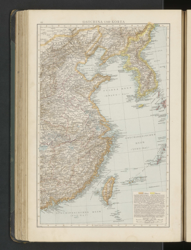 Offenes Buch mit einem detaillierten Kartenausschnitt von Südkorea auf schwarzem Hintergrund.