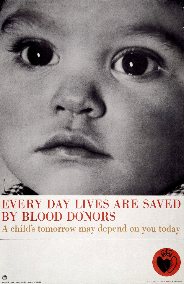 Plakat mit einem Kind mit ernstem Gesichtsausdruck in der Mitte, umgeben von fetter schwarzer Schrift, die "Jeden Tag rettet Blutspenden Leben."
