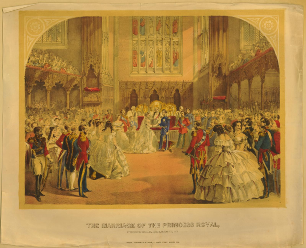 Gruppe von Menschen, die vor einer Wand mit gerahmten Fotos stehen, mit Text, der unten "Die Hochzeit der Princess Royal" lautet.