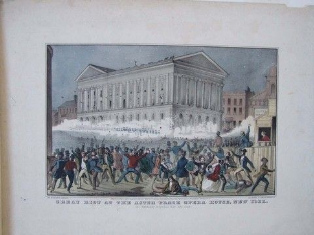 Ein Buchumschlag mit einer Zeichnung einer Demonstration vor dem New Yorker Staatskapitol, bei der Menschen Schilder und Banner halten und ein großes weißes Gebäude mit mehreren Fenstern unter einem tiefblauen Himmel zu sehen ist.