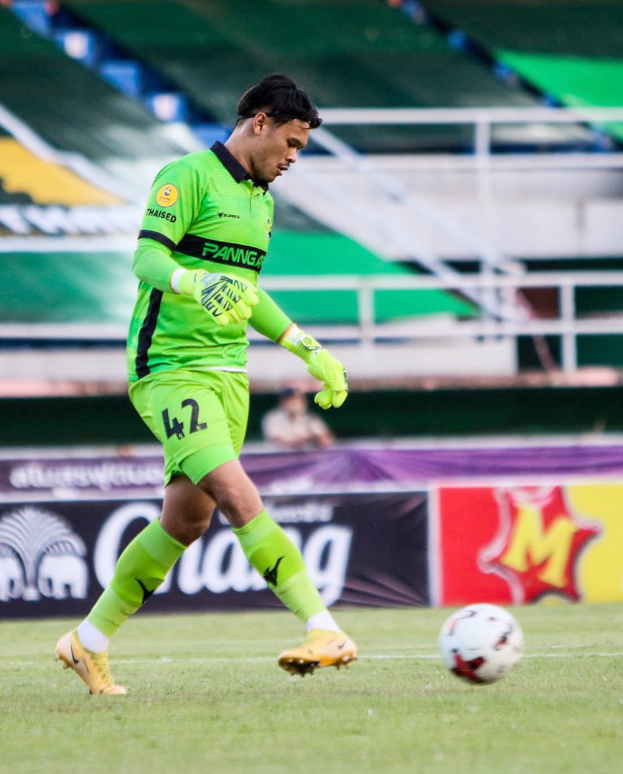 Ein Torwart in grüner Uniform kickt einen Fußball auf einem Rasenfeld in einem Stadion, mit Bannern im Hintergrund, die "Chivas USA gegen Mexico City, 3:1, Copa Libertadores" anzeigen.