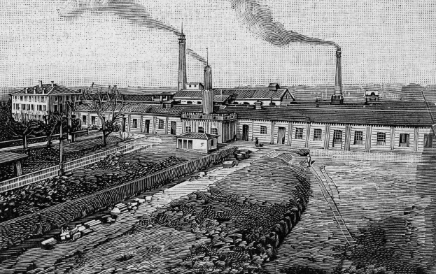 Schwarzes und weißes Zeichnung eines Fabrik mit Rauch aus Schornsteinen, umgeben von Gebäuden, Bäumen, Pflanzen, Pfählen und Eisenbahnschienen, beschriftet "1892 - die Fabrik des Eisenerzes" unten.