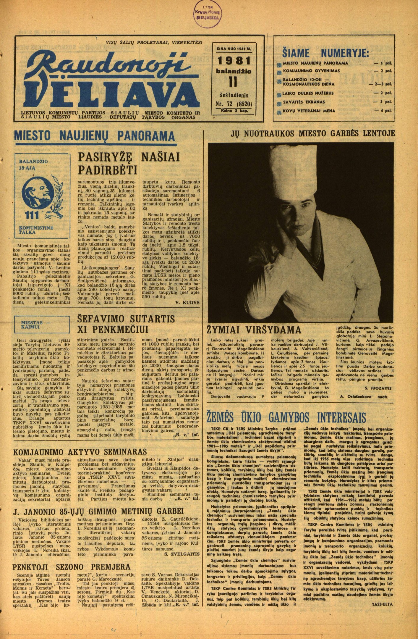 Alte Zeitungsvorderseite mit einem Schwarz-Weiß-Foto eines Mannes in einer weißen Kochuniform und einem Hut mit einem ernsten Gesichtsausdruck auf gelbem Papier mit schwarzer Druckschrift.