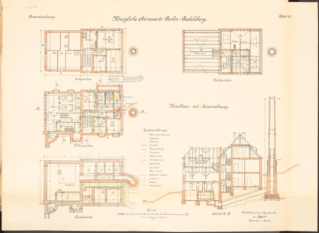 Altes Buch mit detaillierten architecturalen Plänen und Text, das eine Zeichnung des ursprünglichen Plans für das Königliche Hermwerk Berlin-Baklberg-Gebäude zeigt.