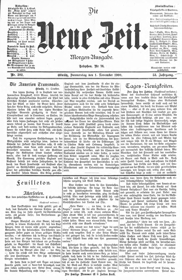 Schwarze und weiße Zeitungsvorderseite mit der Überschrift "Die Neue Zeit" mit einem ernst dreinblickenden Mann im Anzug und Krawatte vor einer weißen Wand.