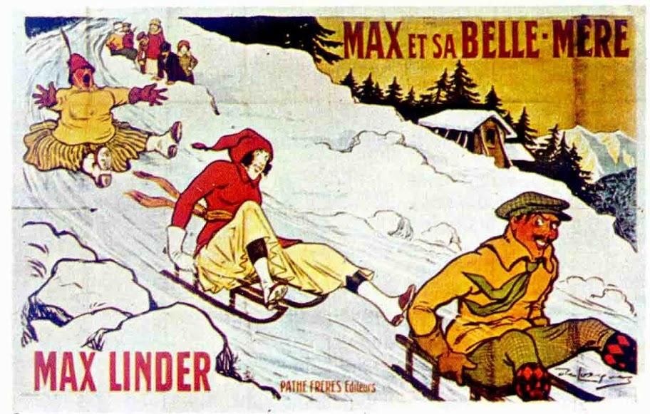 Ein Plakat, das Max Linders "Max et sa Belle-Mere" in den französischen Alpen bewirbt, zeigt eine Gruppe von Menschen, die auf einer verschneiten Anhöhe mit einem Haus und Bäumen im Hintergrund Schlitten fahren, und Text, der das Ereignis beschreibt.