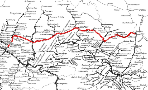 Schwarze und weiße Deutschlandkarte mit einer roten Linie, die die Bahnroute markiert, einschließlich beschrifteter Städte und Ortschaften entlang des Weges.
