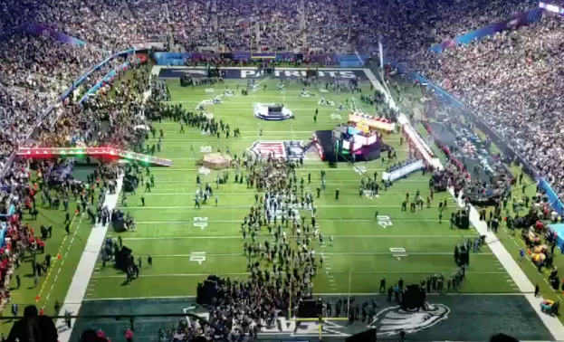 Großes Stadion voller Zuschauer bei einem Football-Spiel zwischen den New England Patriots und den Philadelphia Eagles auf saftig grünem Rasen.