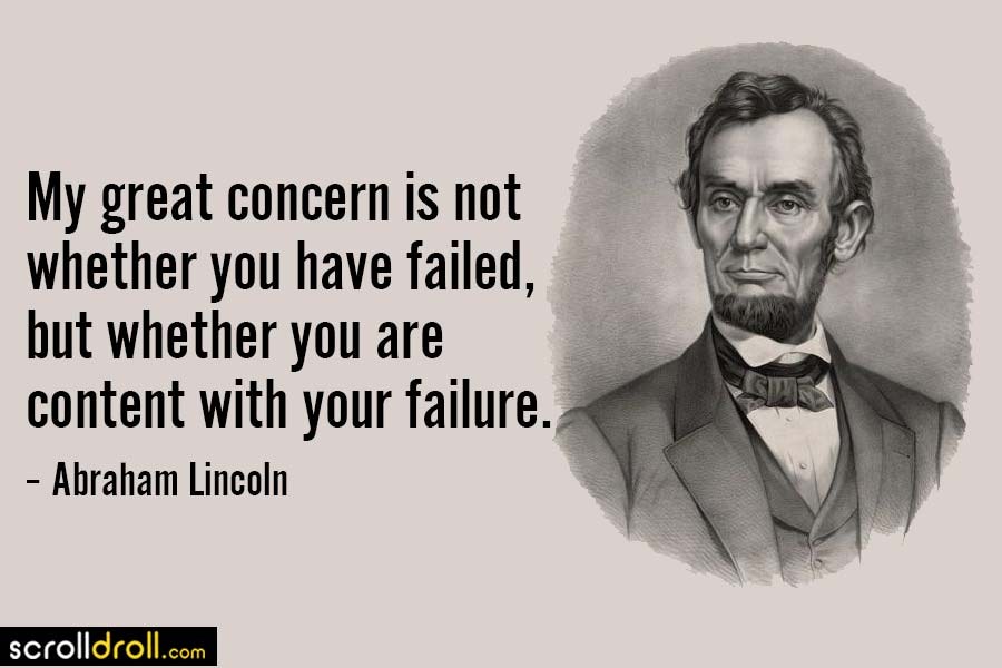 Porträt von Abraham Lincoln mit ernstem Gesichtsausdruck, der einen Anzug und eine Krawatte trägt, begleitet von dem Zitat "Mein großer Kummer besteht nicht darin, ob Sie gescheitert sind, sondern ob Sie mit Ihrem Scheitern zufrieden sind" in fetter Schrift.