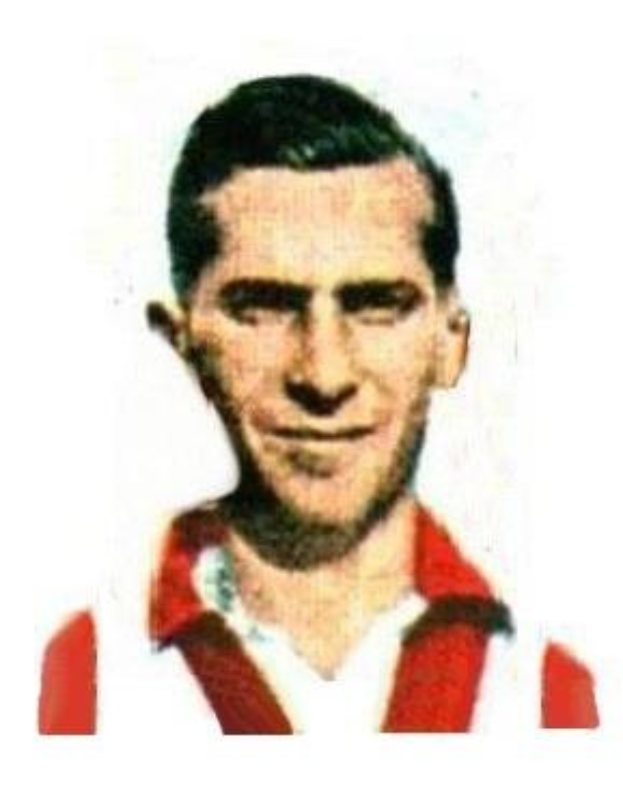 Ein lachender Mann mit Bart in einem roten und weißen Hemd vor einem weißen Hintergrund, der mutmaßlich George Best ist.