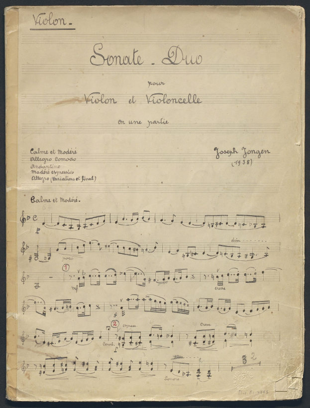 Altes Notenblatt mit der Aufschrift "Sonate Duo" vor schwarzem Hintergrund.