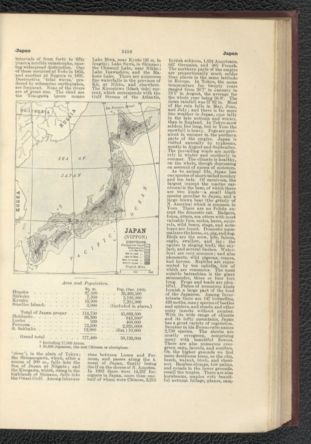 Offenes Buch mit einer detaillierten Karte von Japan und begleitendem Text auf einer schwarzen Oberfläche.